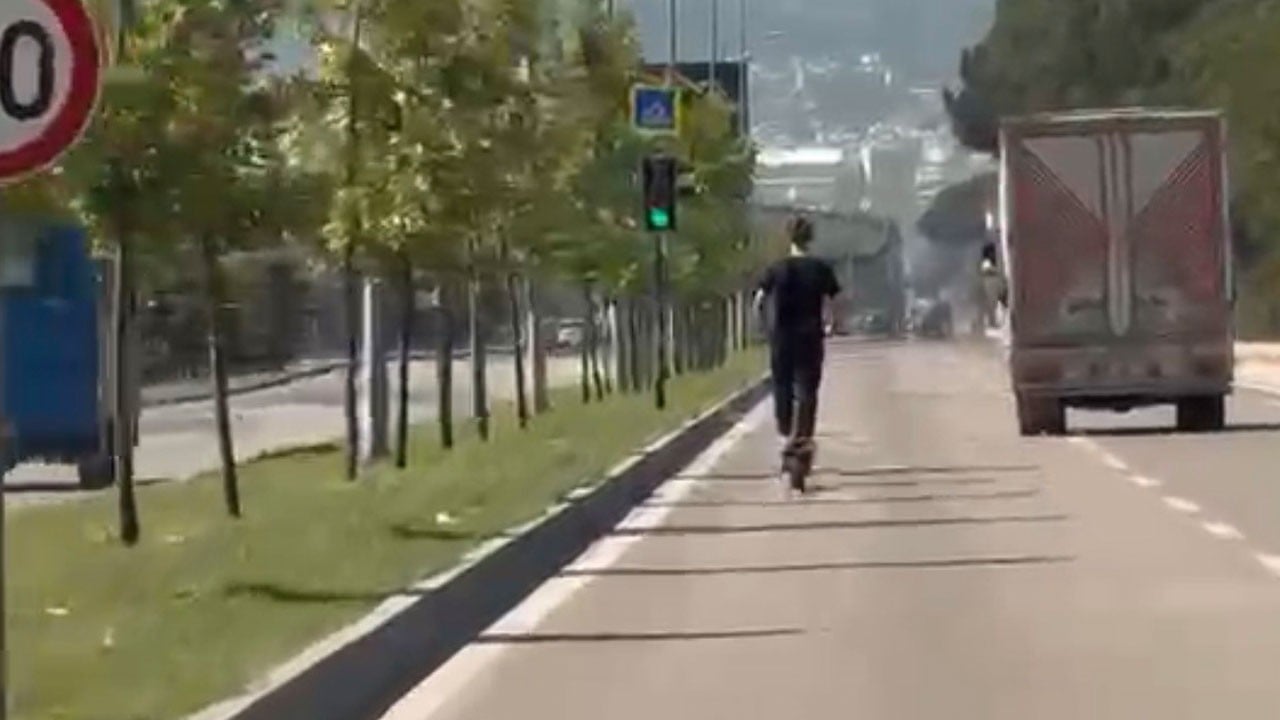 Tehlikeli yolculuk kamerada! Scooterla trafikte ölümle dans etti
