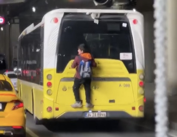 Tehlikeli yolculuk kameralara böyle yansıdı | Örümcek Adam, İETT otobüsüne bindi!