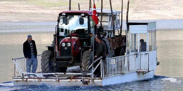 Tehlikeli yoluculuk! Araçlarını sala yükleyip baraj sularını aşıyorlar