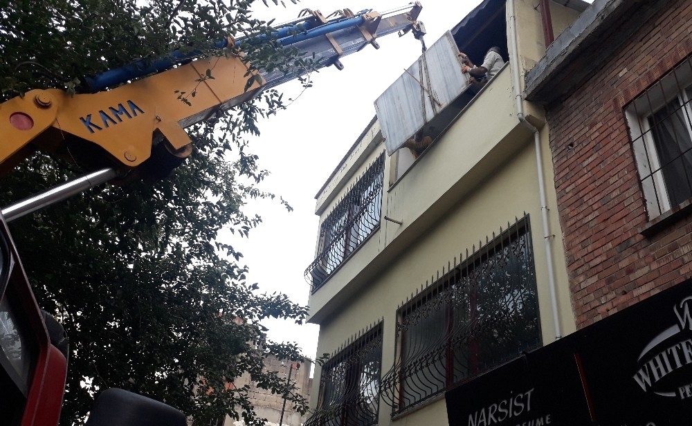 Tehlikeye aldırış etmeden yüzlerce kiloluk yükün altından geçtiler 