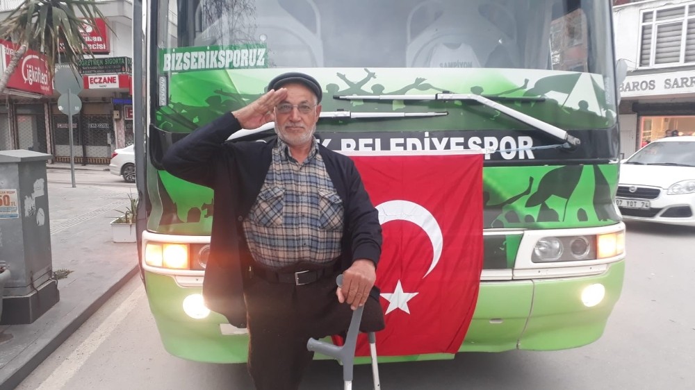 Tek bacağıyla şehidi son yolculuğunda yalnız bırakmadı 