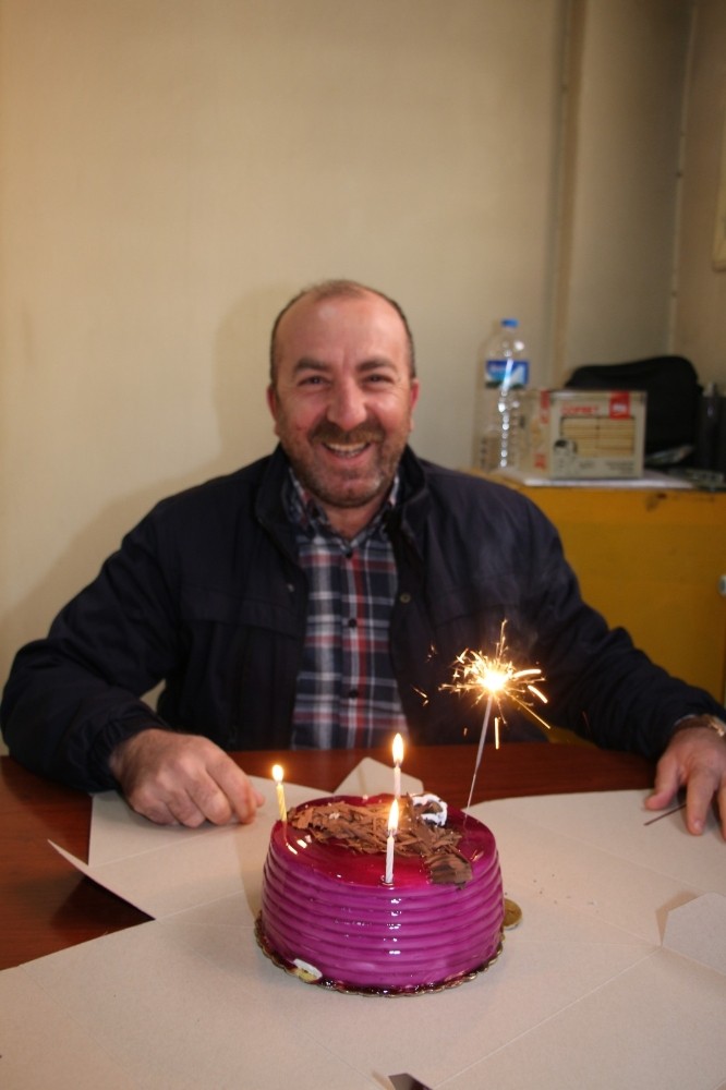 Tek başına doğum günü kutladı 