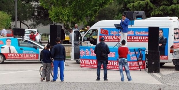 Tek başına miting yaptı