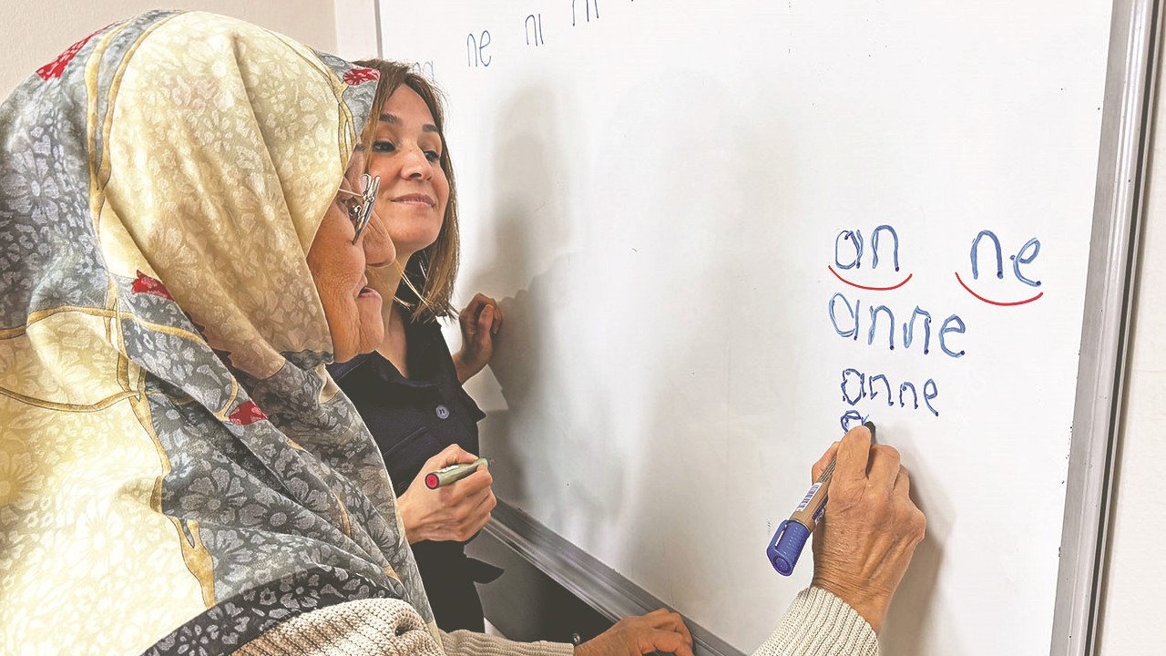 Tek başına okuma yazma öğreniyor