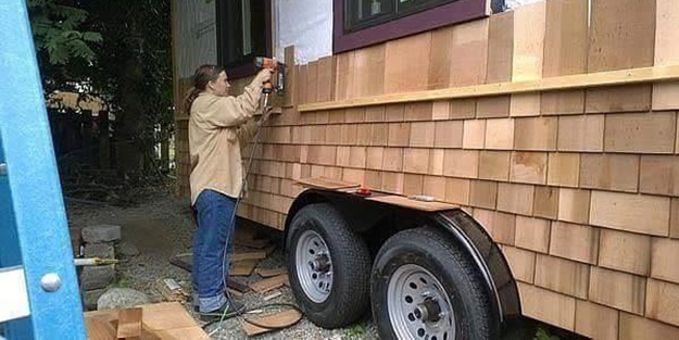 Tek başına taşınabilir ev yaptı!