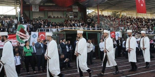 Tek bildiğiniz şey karı-kız oynatmak! Kur’an'ı öğrenene yok, bale yapana var