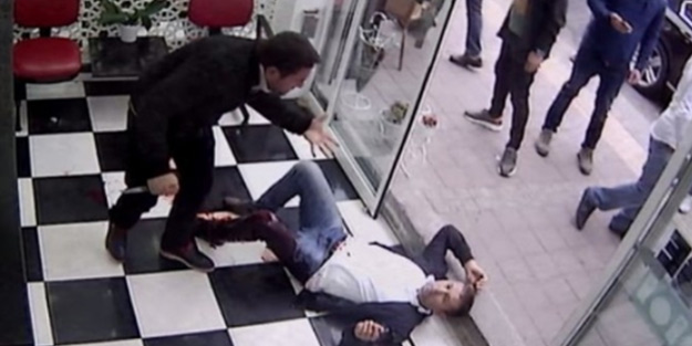 Tek celsede serbest bırakılan değnekçi bu kez iki kişiyi bıçakladı