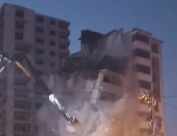 Tek darbeyle binanın yarısı yıkıldı