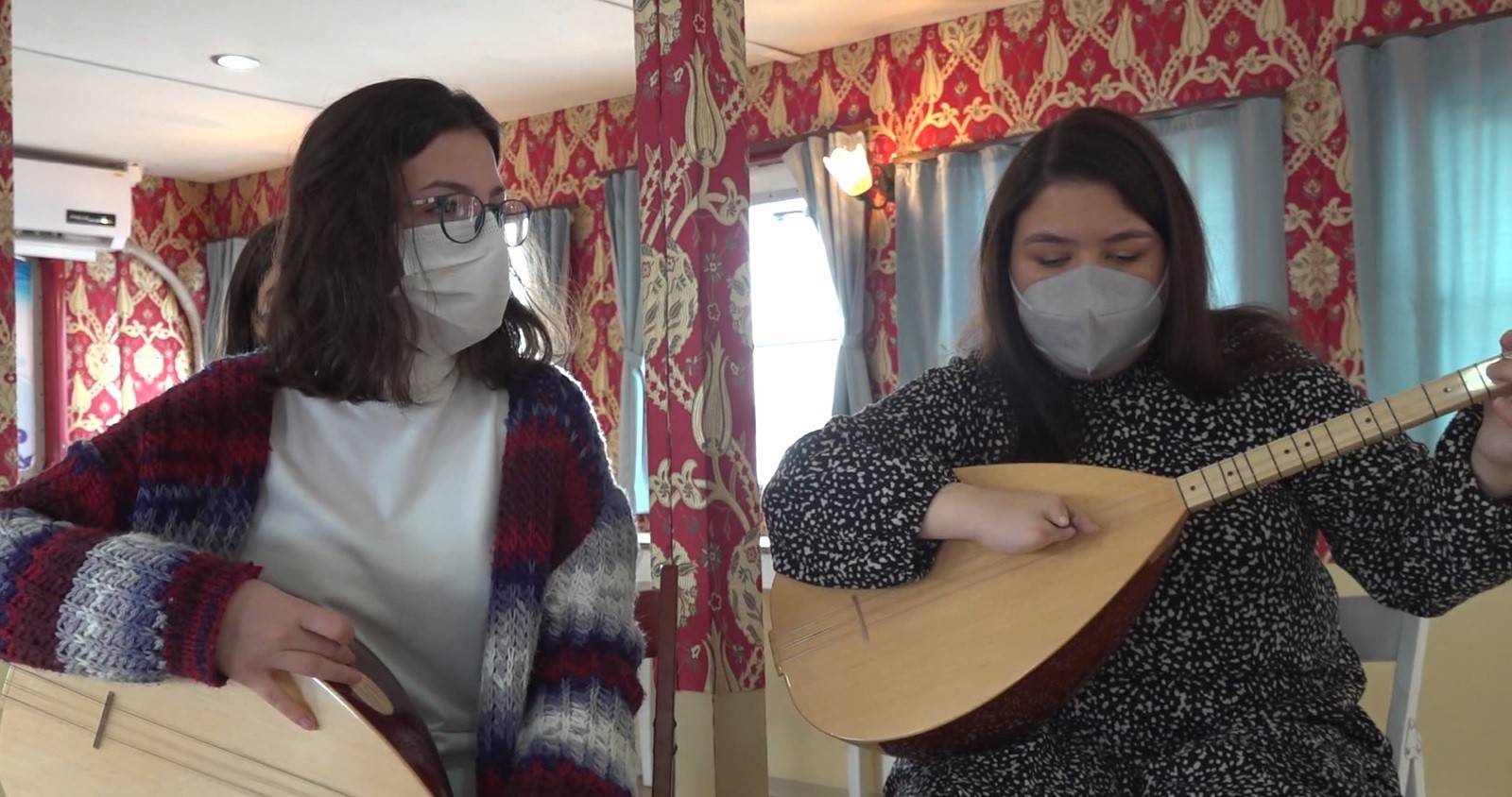 Tek elinin parmakları olmayan Zeynep, hem saz çalıyor hem de şarkı söylüyor