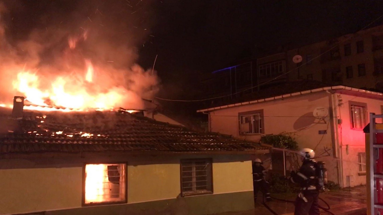 Tek katlı ev küle döndü