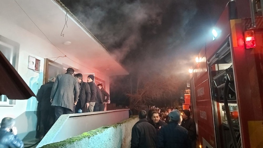 Tek katlı evde çıkan yangın itfaiye ekiplerince söndürüldü 