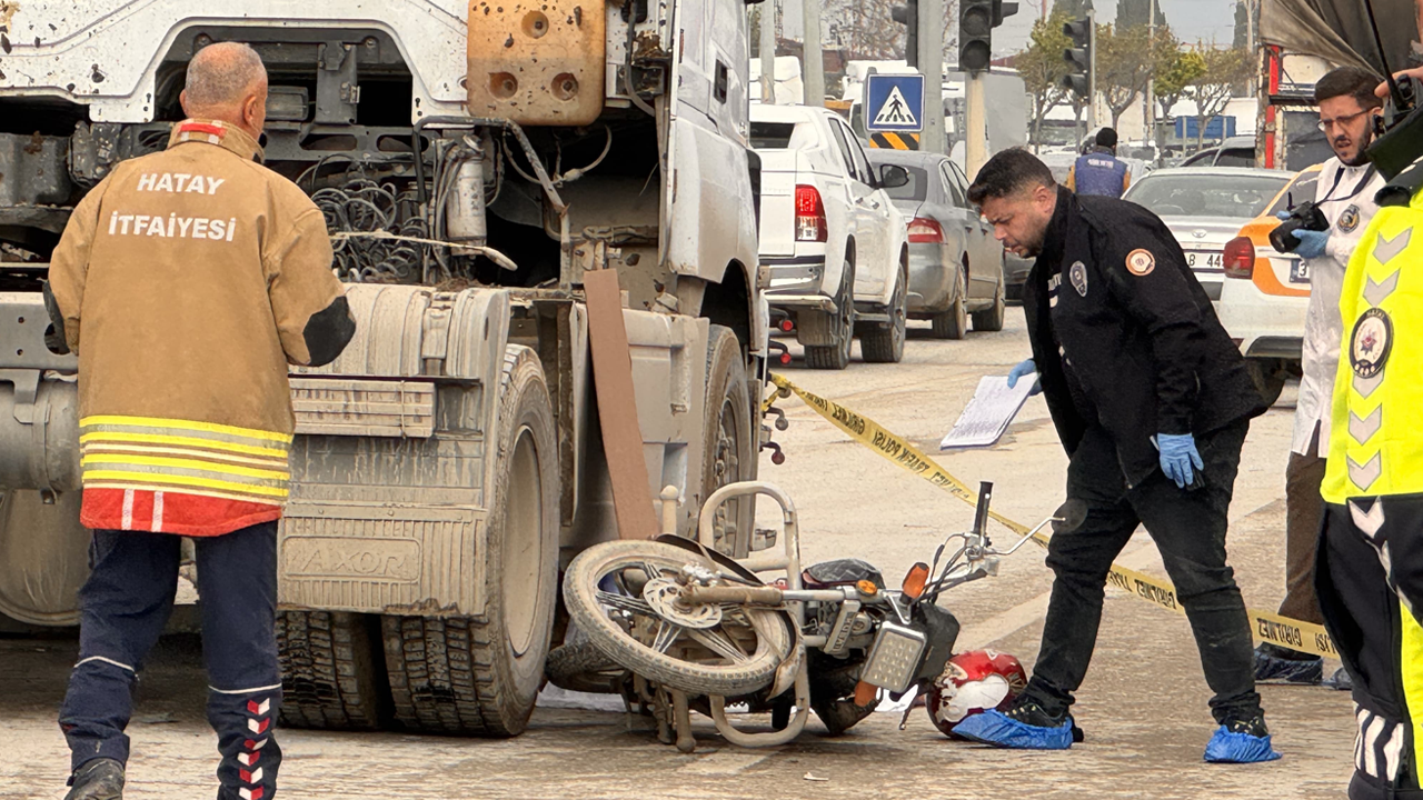 Tek kelime ile korkunç: 5 kişilik ailenin bindiği motosiklet TIR’ın altında kaldı, anne ve bebeği can verdi