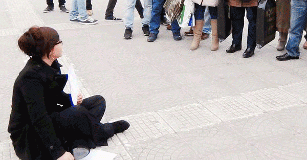 Tek kişilik Özgecan eylemi ağlattı!