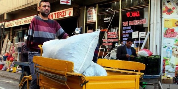 Tek koluyla 7 kişiye bakıyor