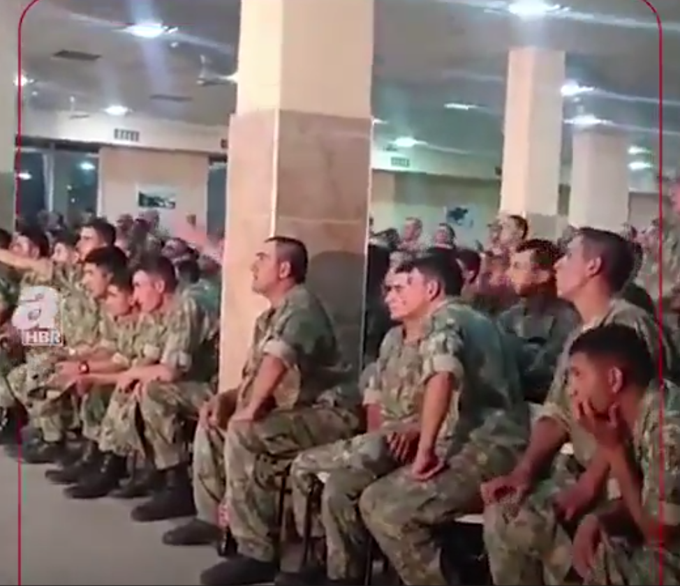 Tek Millet iki Devlet deniliyordu! Azerbaycan askerleri Türkiye milli maçını bakın nasıl izlediler?