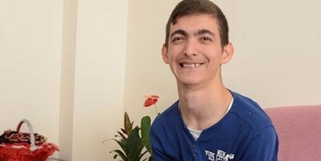 Tek parmakla hayatını yazıyor