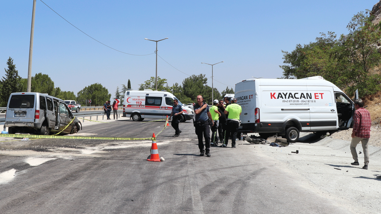 Tek şeritte facia: Aynı aileden 3 kişi öldü