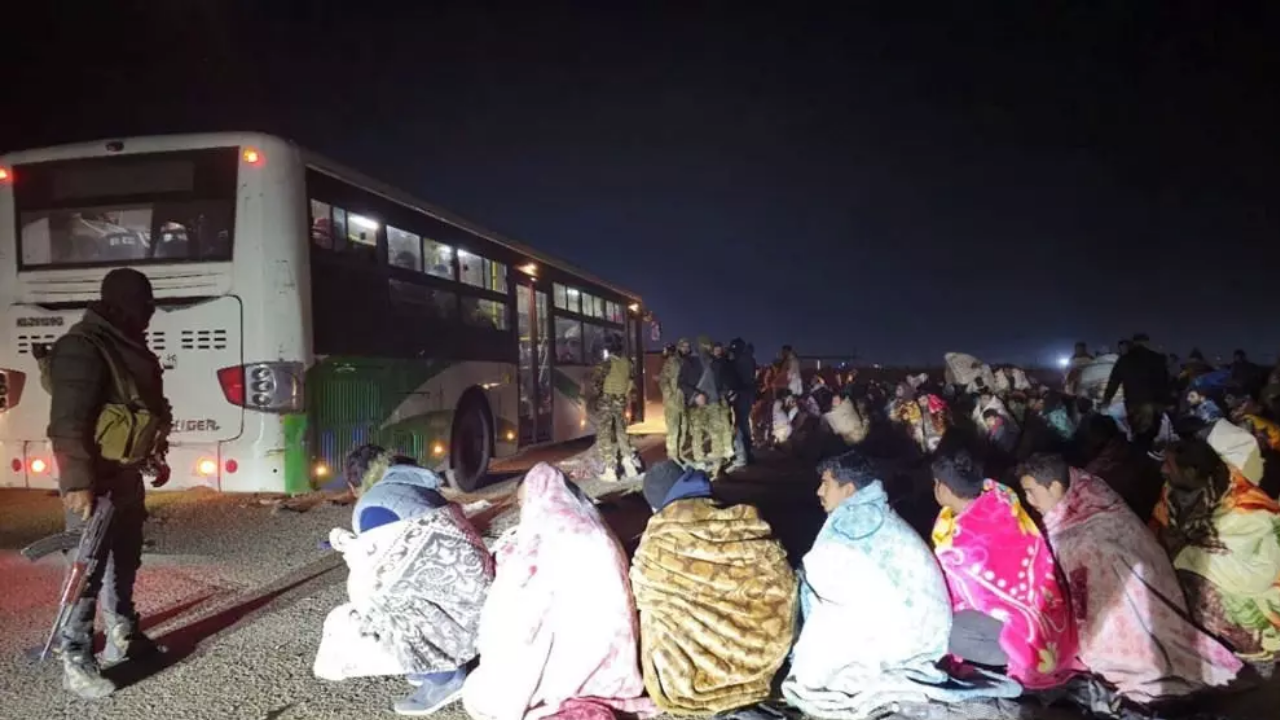 Tek tek otobüse bindirilip Suriye’ye postalandılar