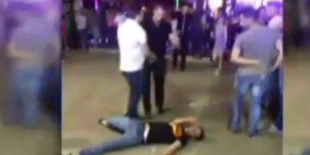 Tek yumrukla yere serdi /VİDEO