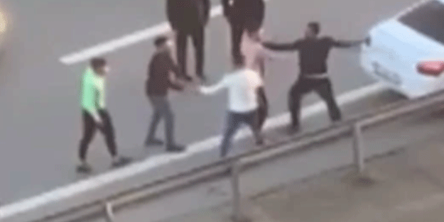 Tek yumrukla yere serdi! TEM Otoyolu’nda akılalmaz kavga…