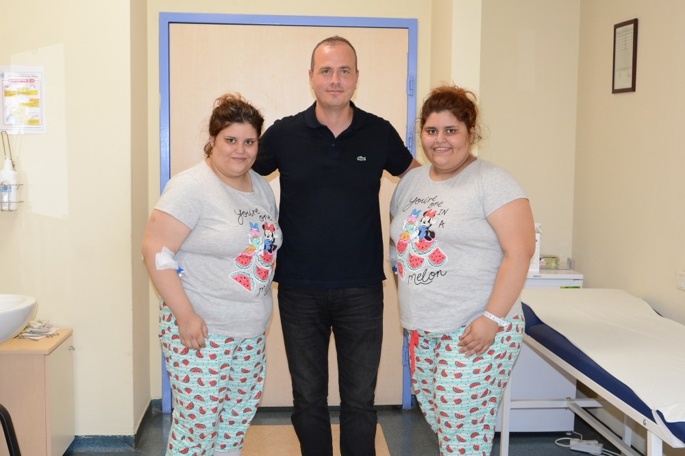 Tek yumurta ikizleri aynı gün obezite ameliyatı oldu 