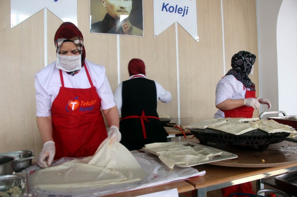 Tekden öğrencileri depremzedeler için etkinlik düzenledi 