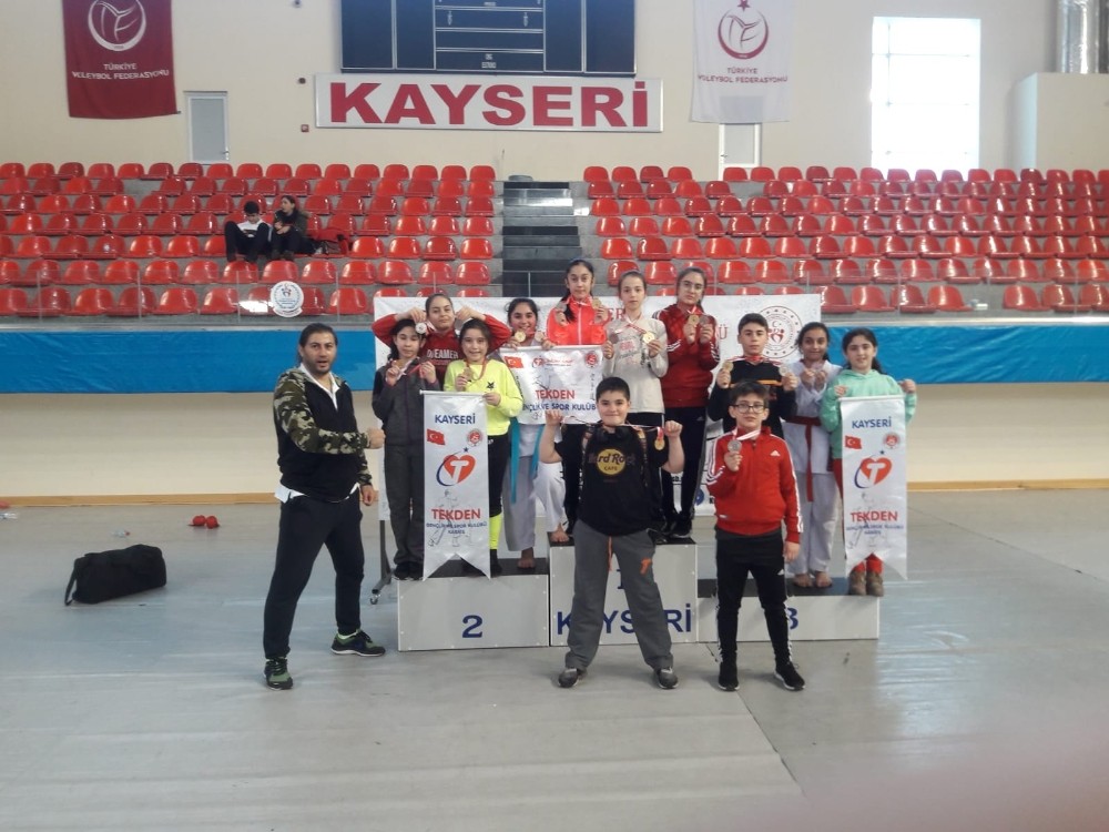 Tekden öğrencileri karatede madalyaları topladı 