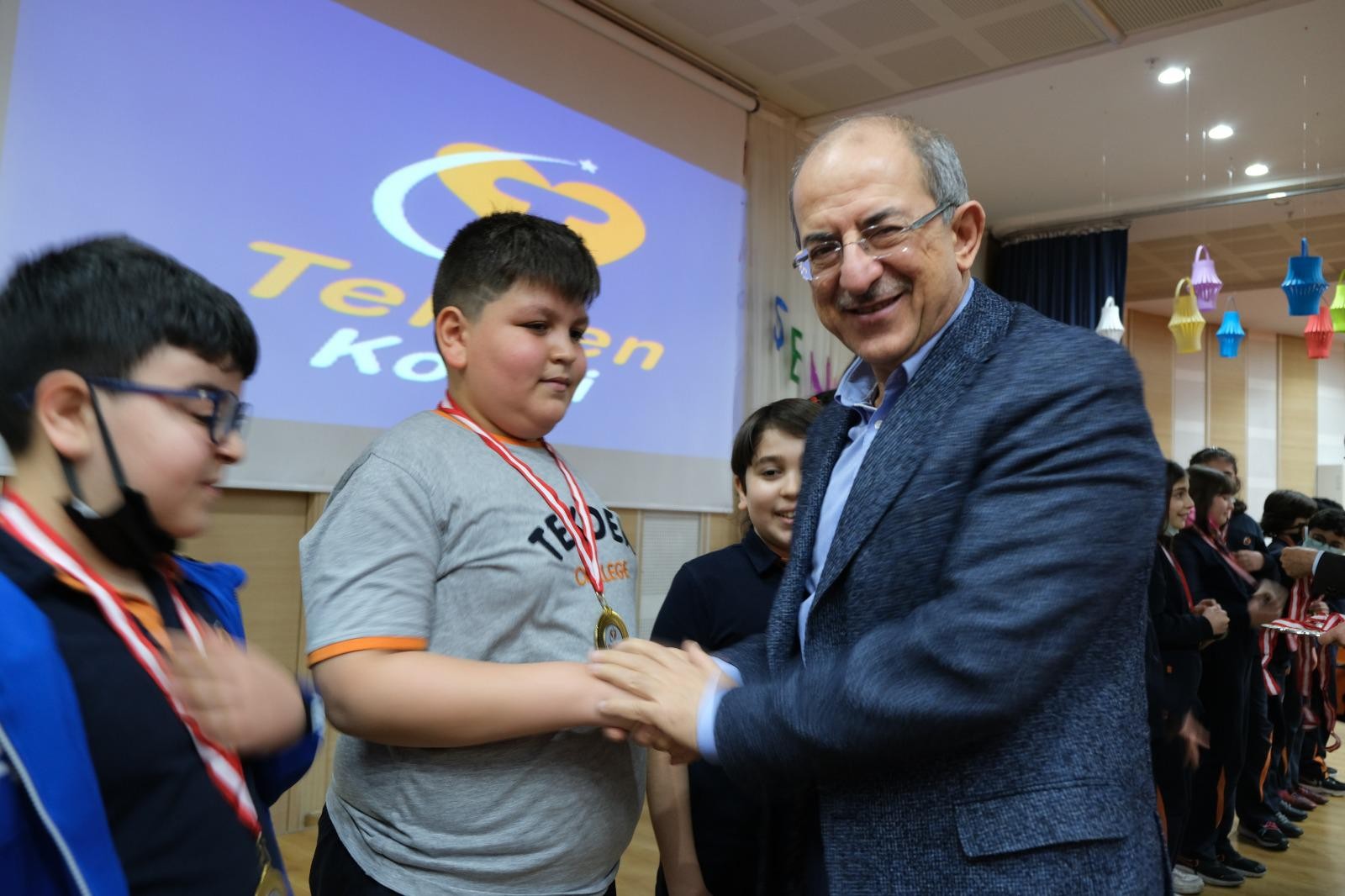 Tekden‘e seksen madalya!