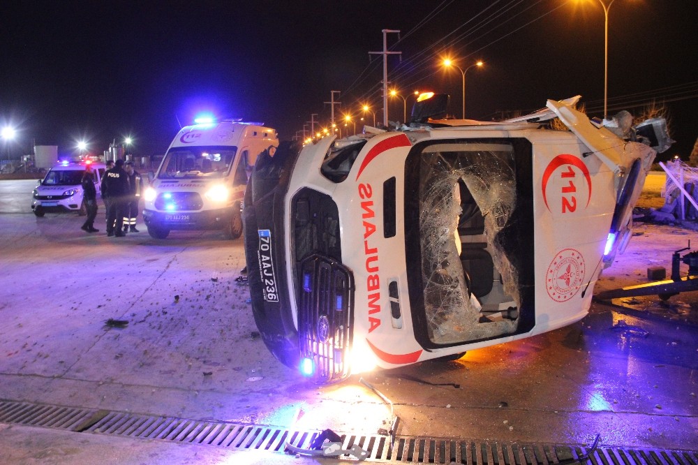 Tekeri patlayan ambulans beton bariyere çarparak fabrika bahçesine devrildi: 3 yaralı 
