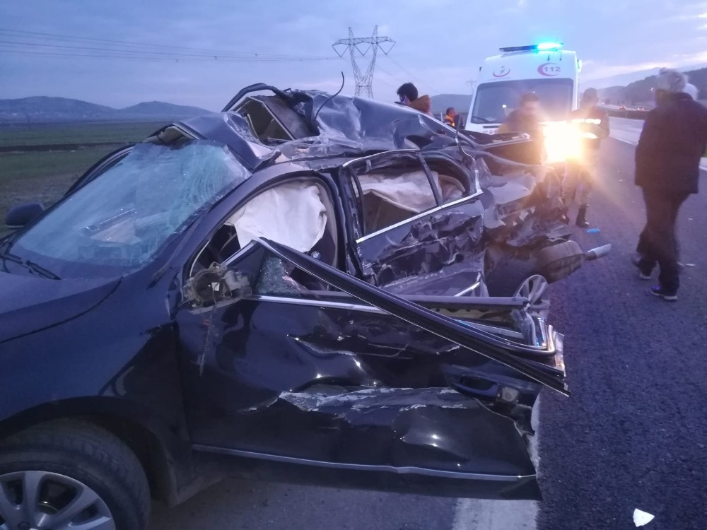 Tekeri patlayan otomobil tırla çarpıştı: 2 ölü, 3 yaralı 