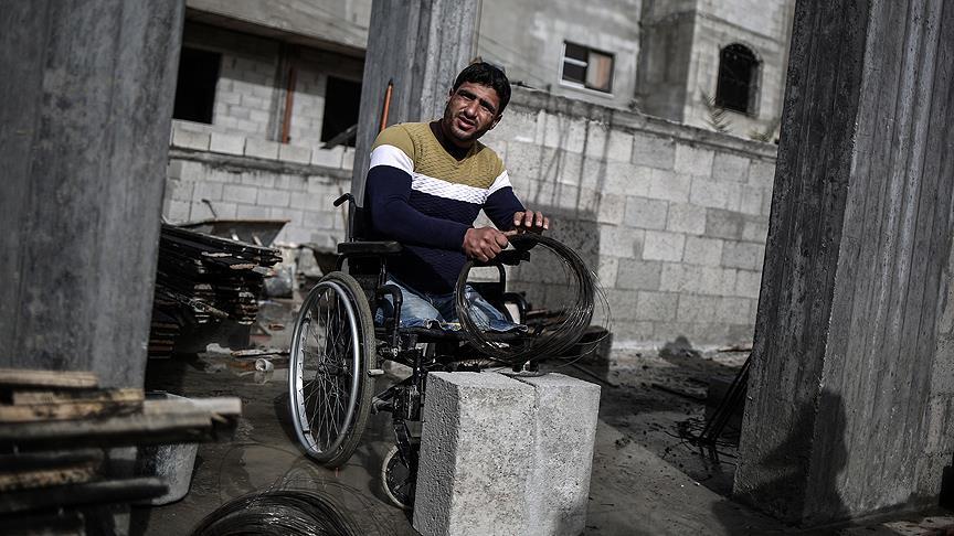 Tekerlekli sandalyede bir inşaat ustası