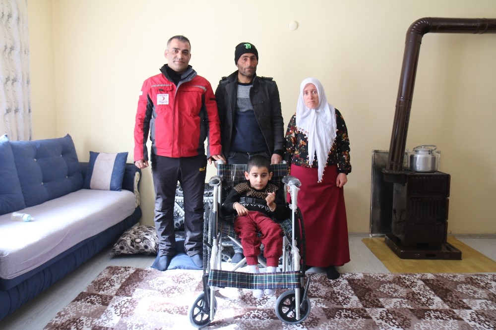 Tekerlekli sandalyesi enkazda kalan çocuğun yüzünü Kızılay güldürdü 