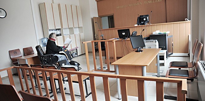 Tekerlekli sandalyesiyle 3 yılda 500’den fazla duruşmaya girdi