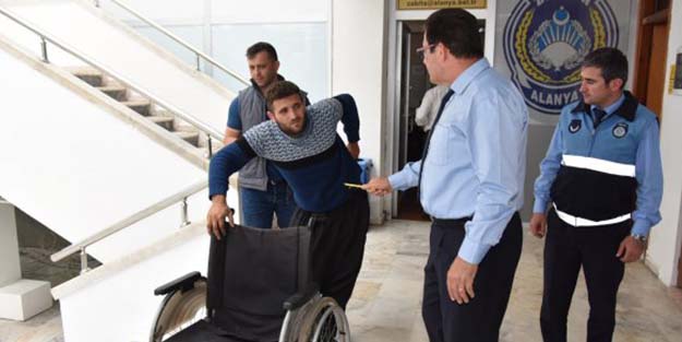 Tekerlekli sandalyeyle girdiği karakolda cezayı duyunca ayağa kalktı!