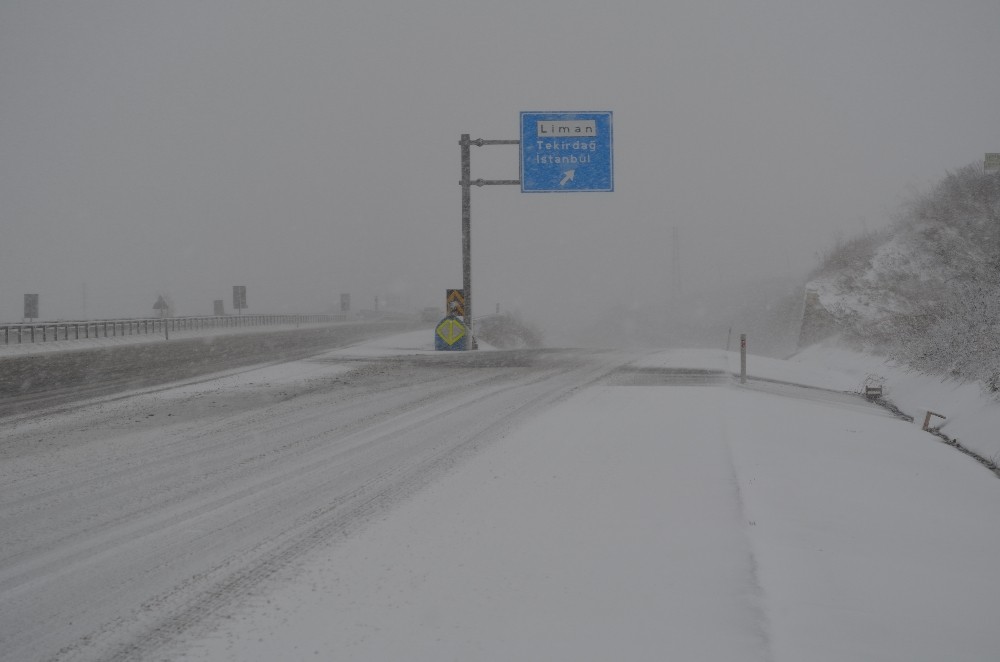 Tekirdağ - Çanakkale yolu karla kaplandı 