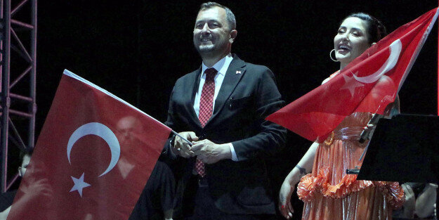 Tekirdağ Süleymanpaşa Belediye Başkanı Melek Mosso konseri sonrası görevinden istifa etti! Gündem olmuştu