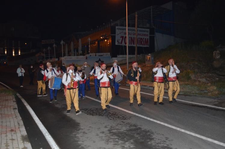 Tekirdağ’da 70 kişilik bando takımı sahur için sokaklara indi 