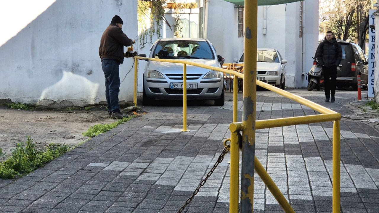 Tekirdağ'da akılalmaz olay: 'Tapulu malım' dedi sokağı kapattı!