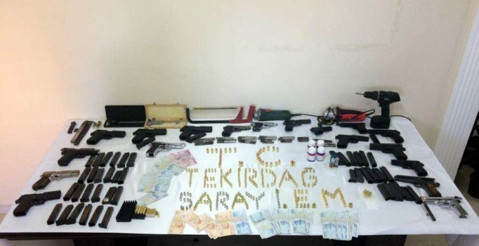 Tekirdağ'da aranan şüphelinin evinden cephanelik çıktı