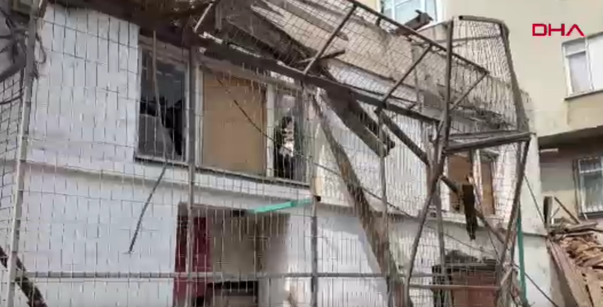 Tekirdağ’da çökme riski taşıyan metruk bina kontrollü şekilde yıkıldı!