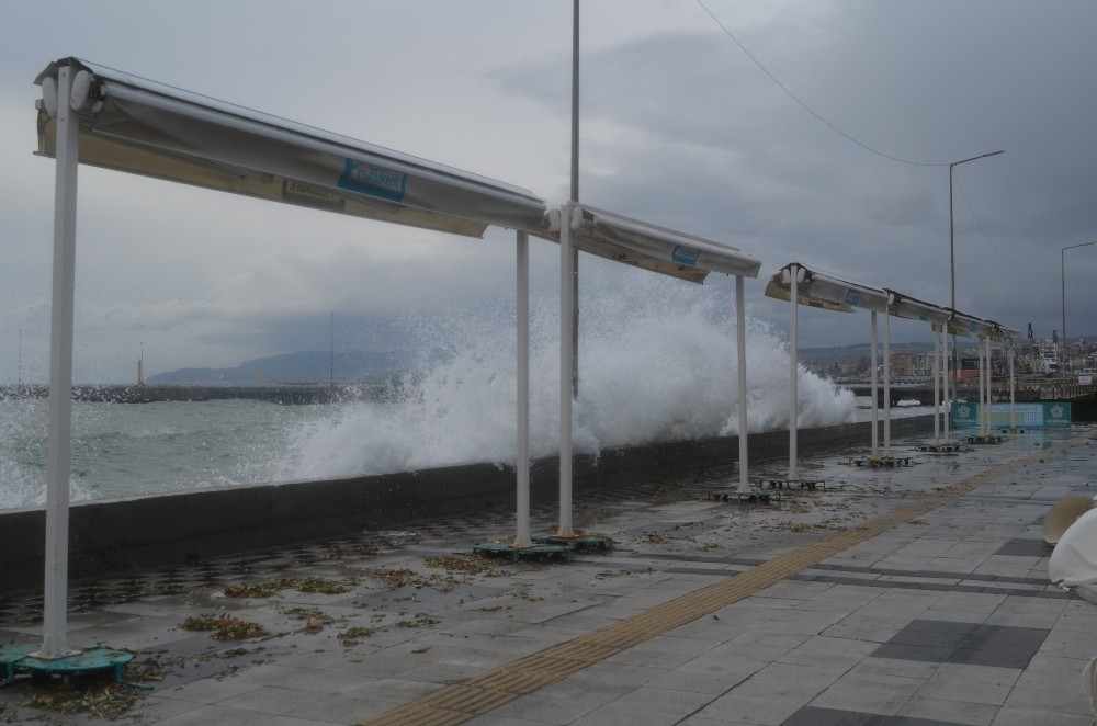 Tekirdağ’da dev dalgalar: Sahil sular altında kaldı 
