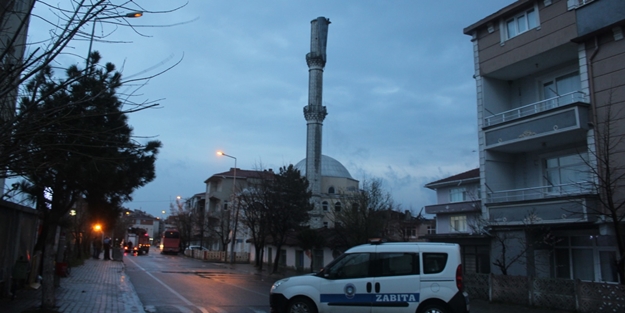 Tekirdağ'da felaket! Minarenin külahı asılı kaldı