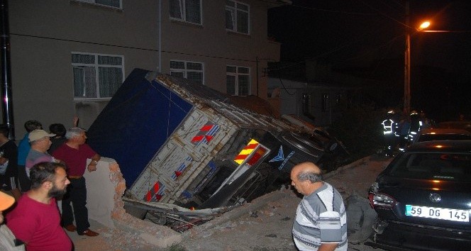 Tekirdağ'da freni patlayan kamyon evin bahçesine uçtu