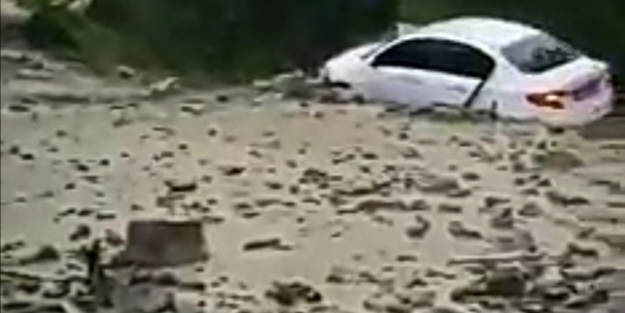 Tekirdağ’da heyelan yolu kapattı