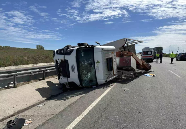 Tekirdağ'da kamyon okul yolunda devrildi