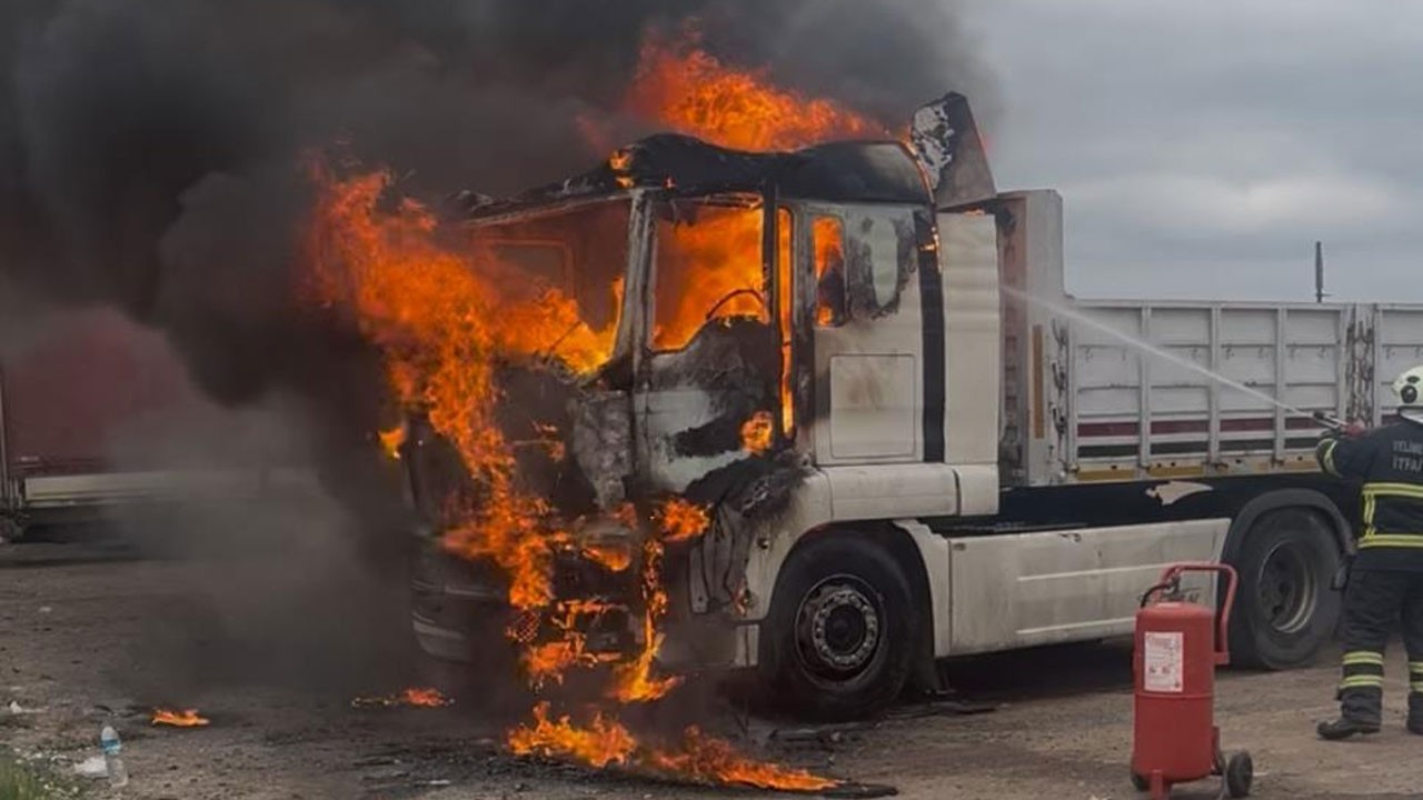 Tekirdağ’da korkutan görüntü! Park halindeki tır alev alev yandı