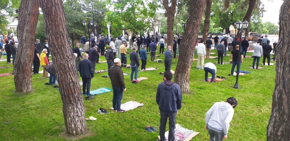Tekirdağ’da korona tedbirli cuma namazı 