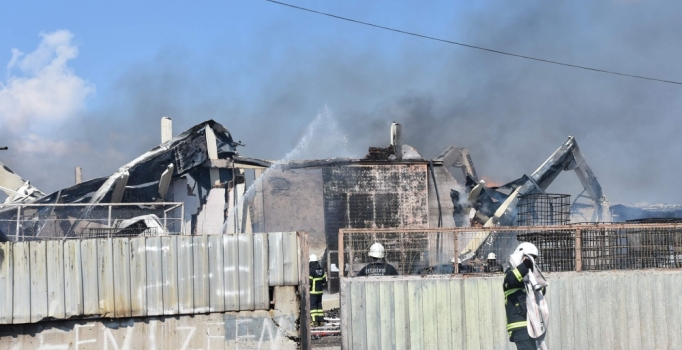 Tekirdağ'da kozmetik fabrikasında yangın çıktı