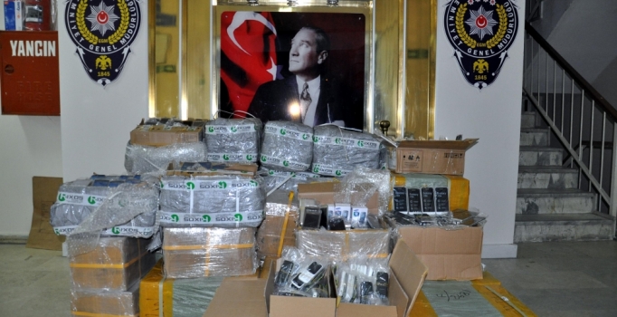 Tekirdağ'da minibüste 8 bin kaçak cep telefonu ele geçirildi