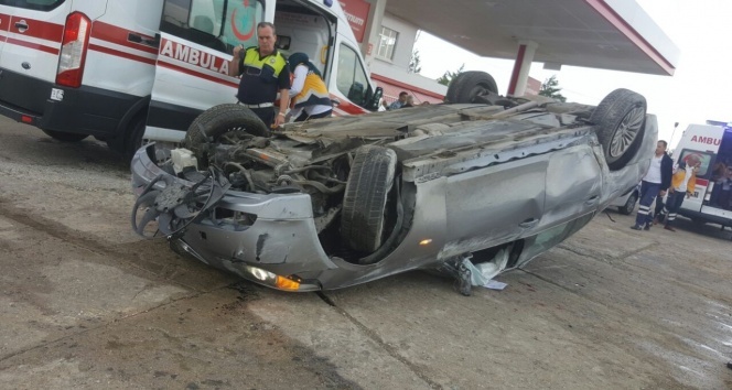 Tekirdağ'da otomobil akaryakıt istasyonuna daldı